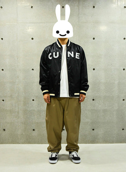 飛び出す猫のナイロンスタジャン