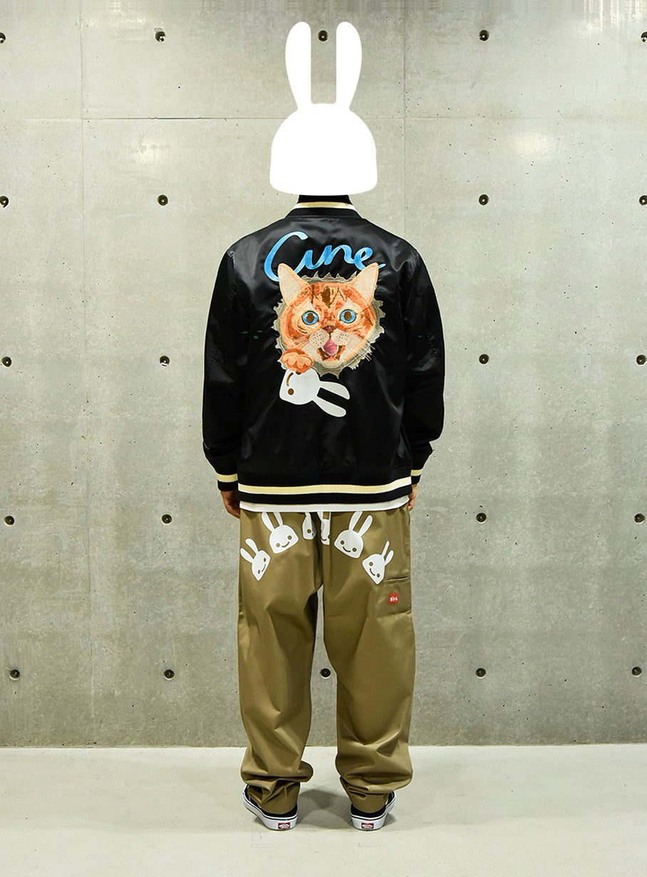 飛び出す猫のナイロンスタジャン