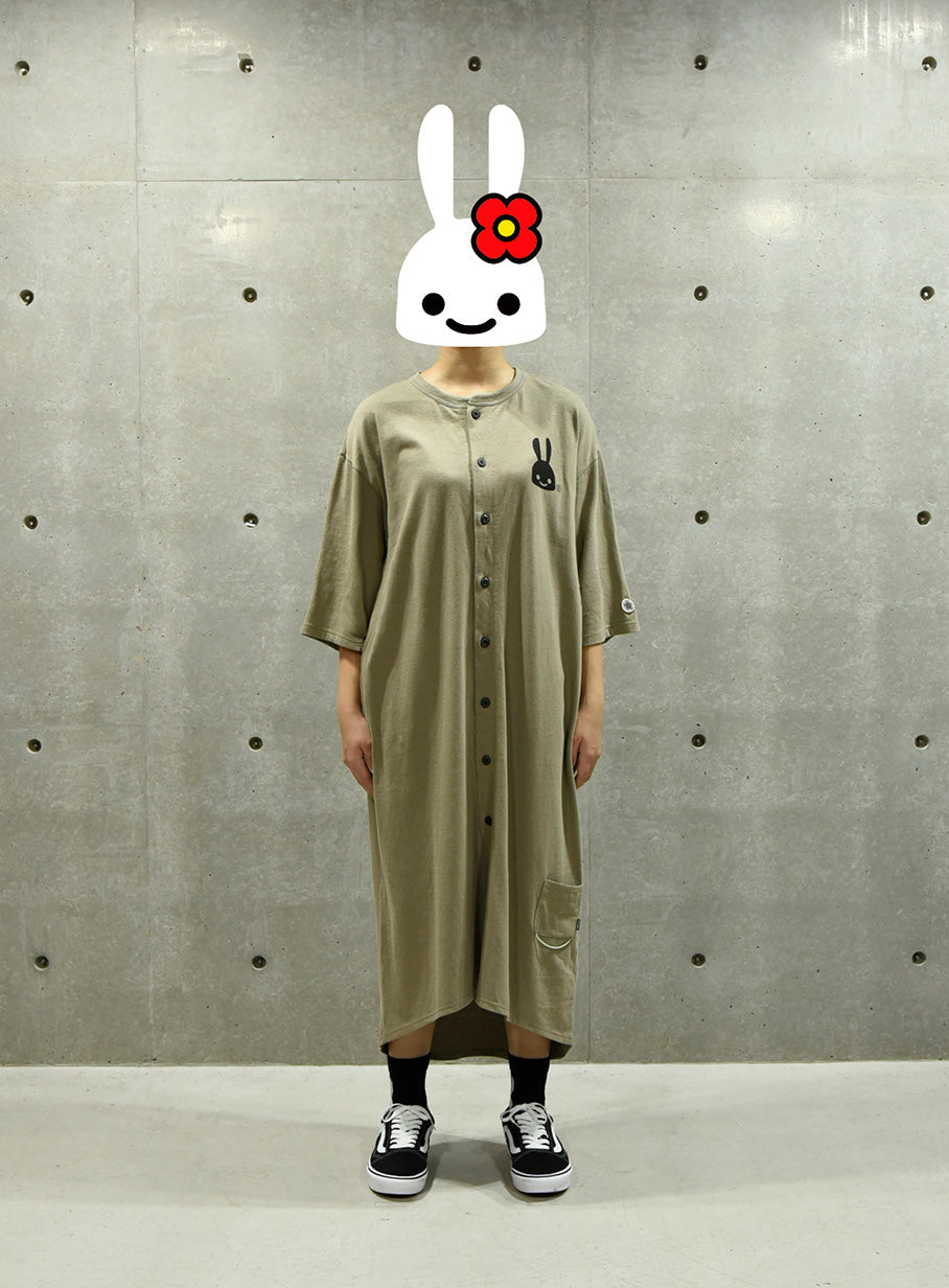 女性のマキシ丈カーディガン