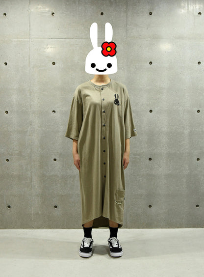 女性のマキシ丈カーディガン
