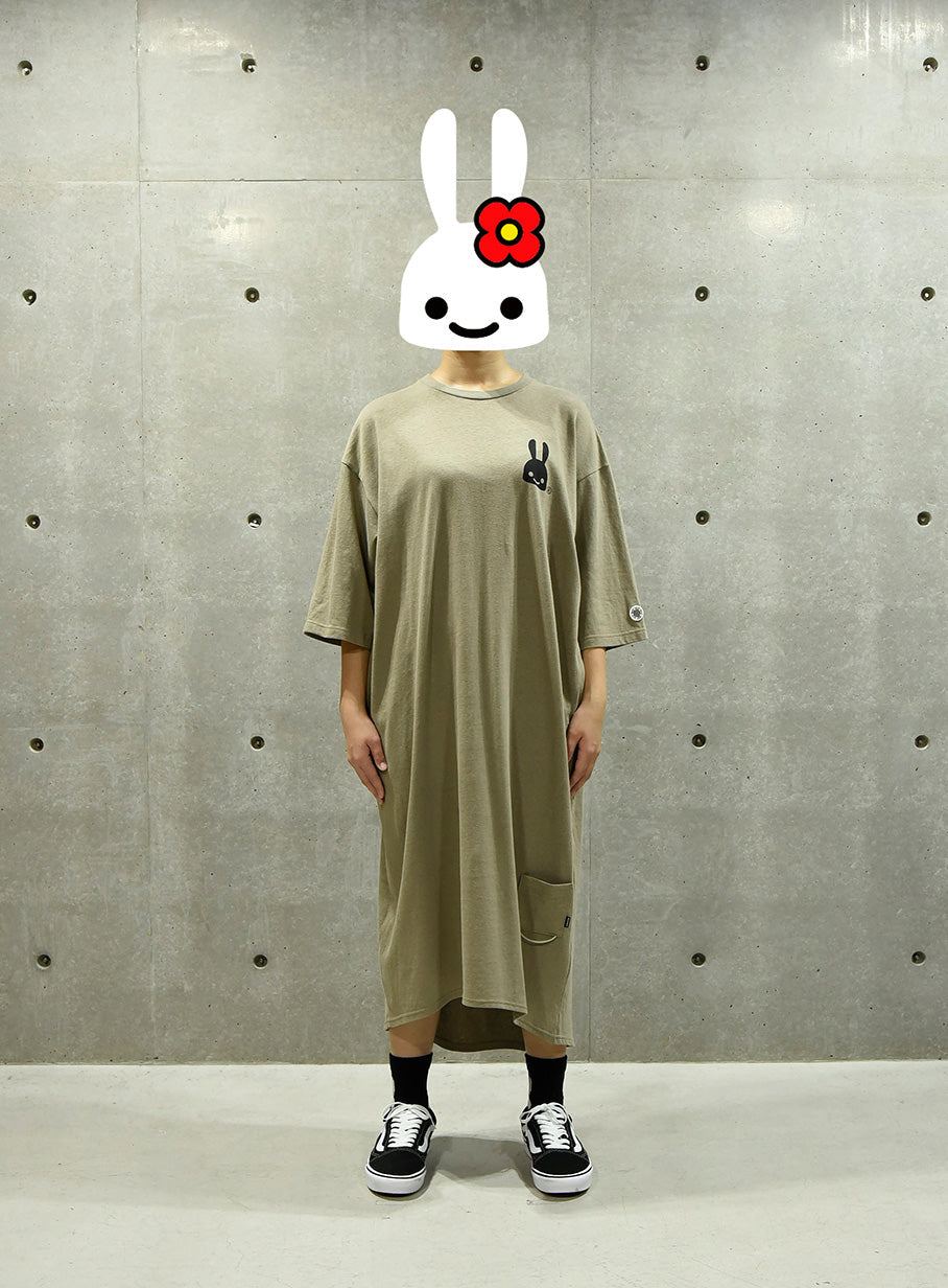 女性のマキシ丈ワンピース