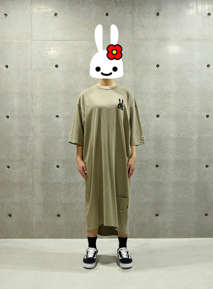 女性のマキシ丈ワンピース