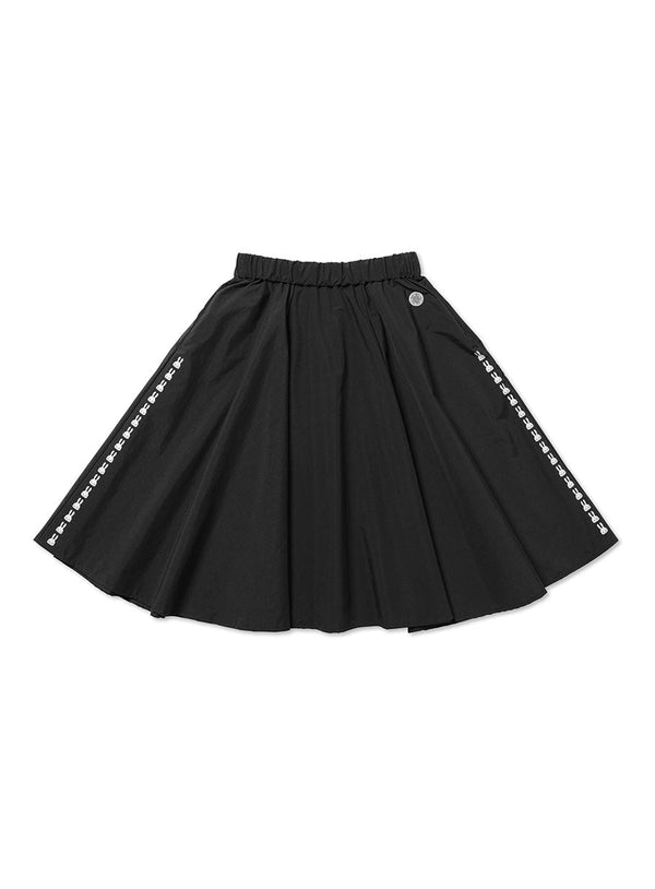 女性のウエストゴムのナイロンスカート