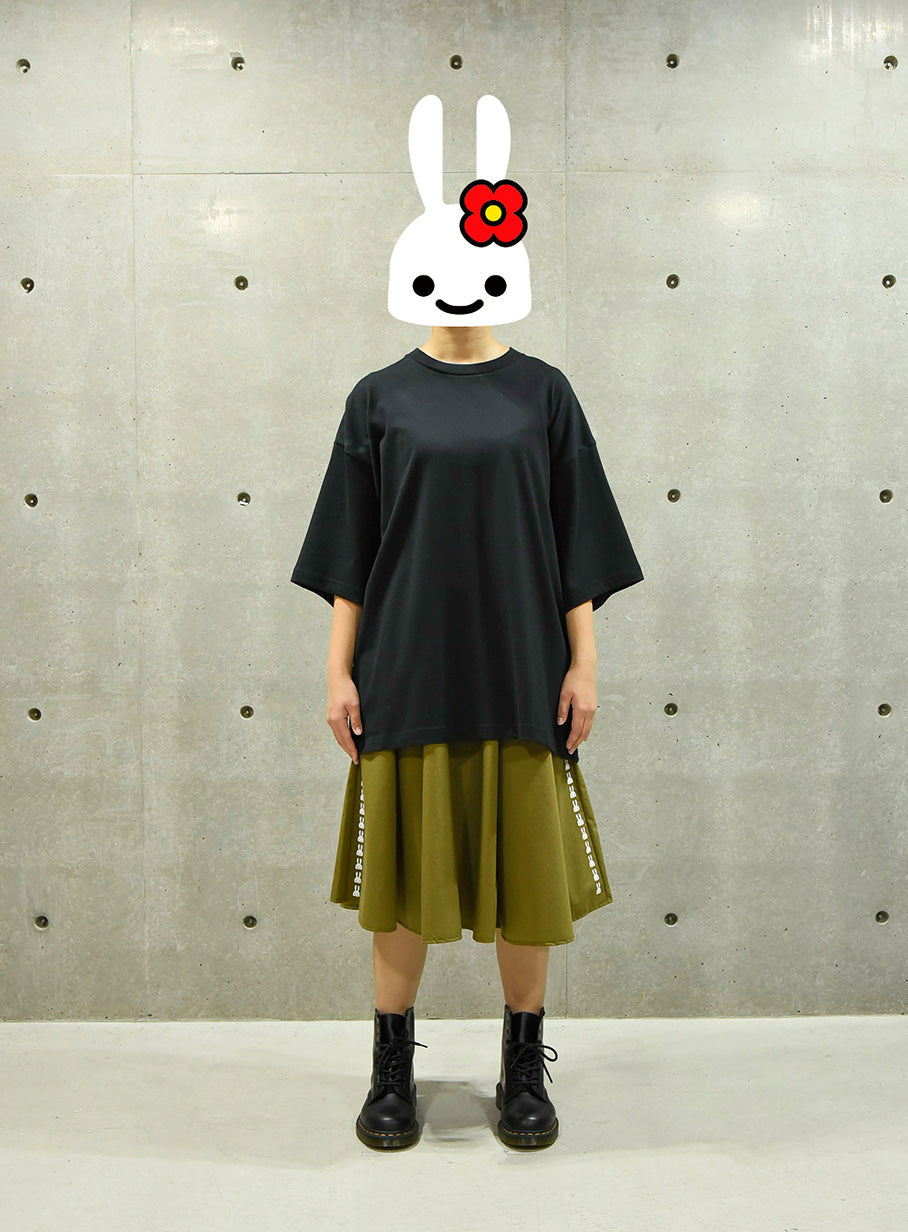 女性のウエストゴムのナイロンスカート