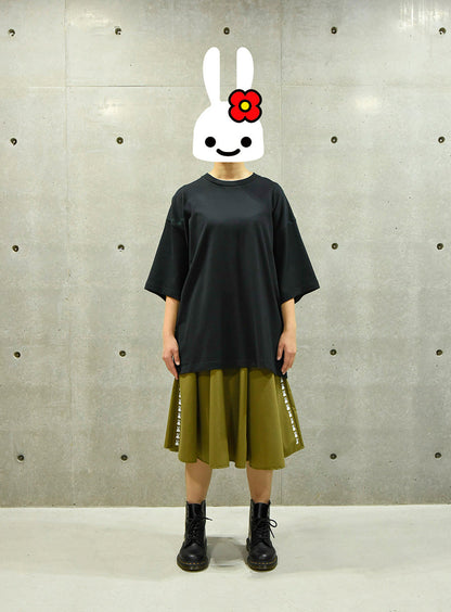 女性のウエストゴムのナイロンスカート