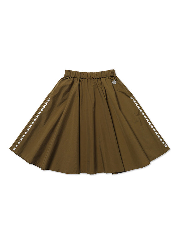 女性のウエストゴムのナイロンスカート