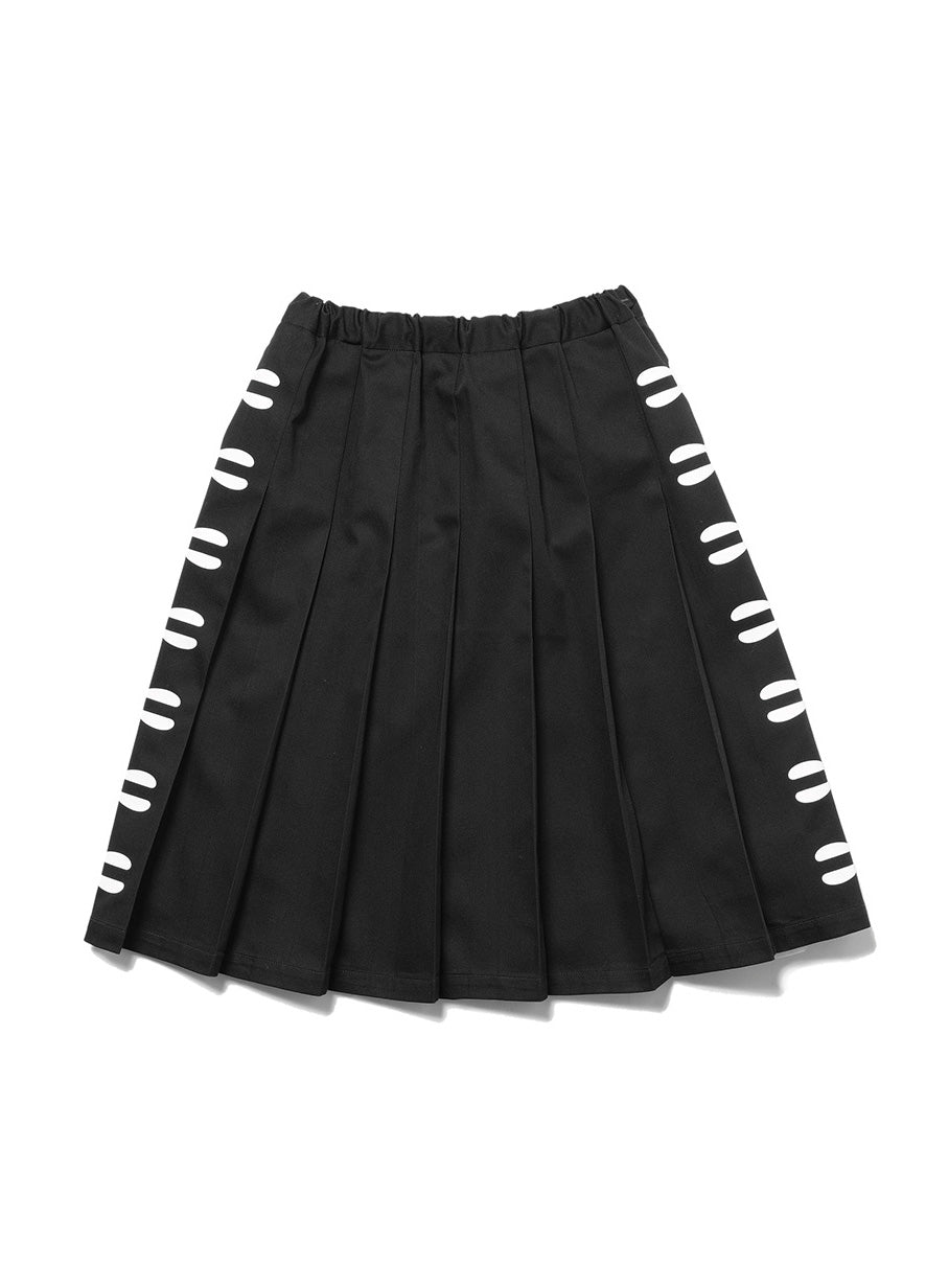女性のウエストゴムのプリーツスカート
