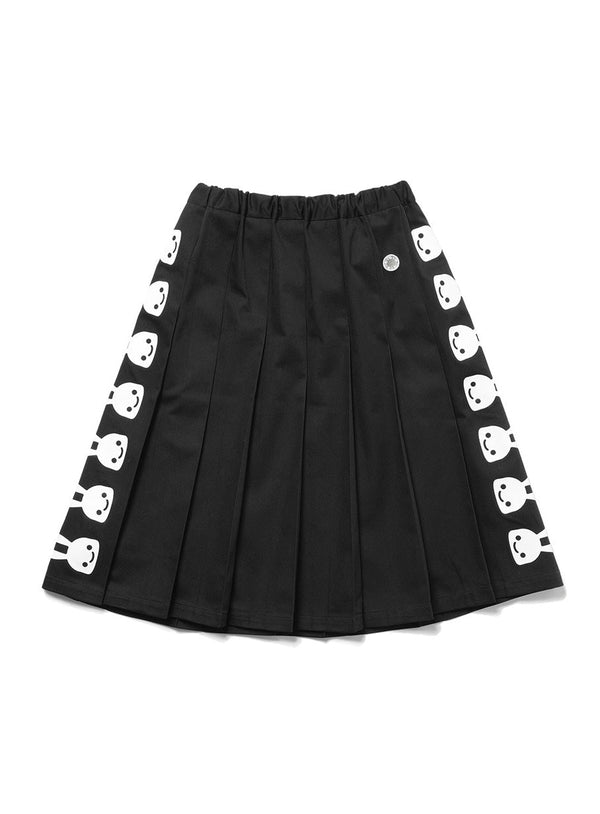 女性のウエストゴムのプリーツスカート