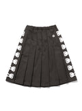 女性のウエストゴムのプリーツスカート