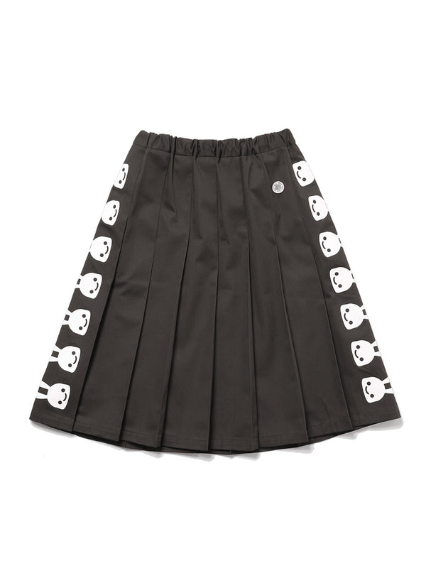 女性のウエストゴムのプリーツスカート