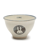 青い縁の茶碗