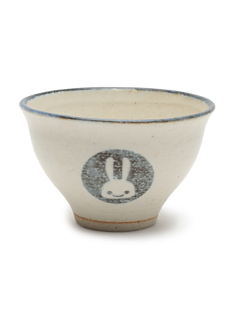 青い縁の茶碗