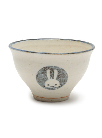 青い縁の茶碗