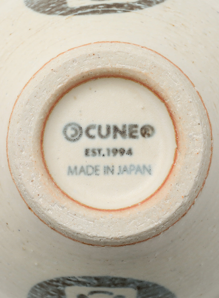 青い縁の茶碗