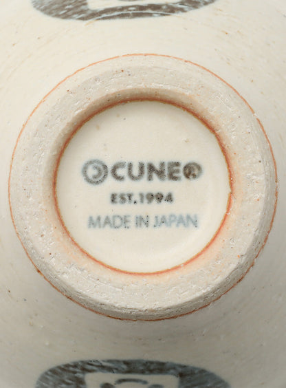 青い縁の茶碗