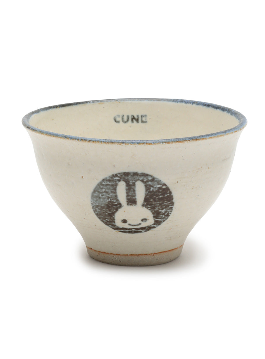 青い縁の茶碗