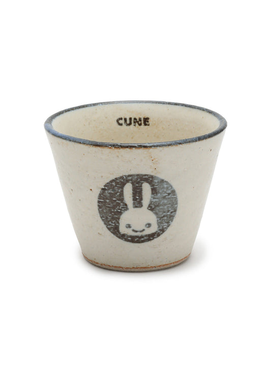 青い縁のカップ