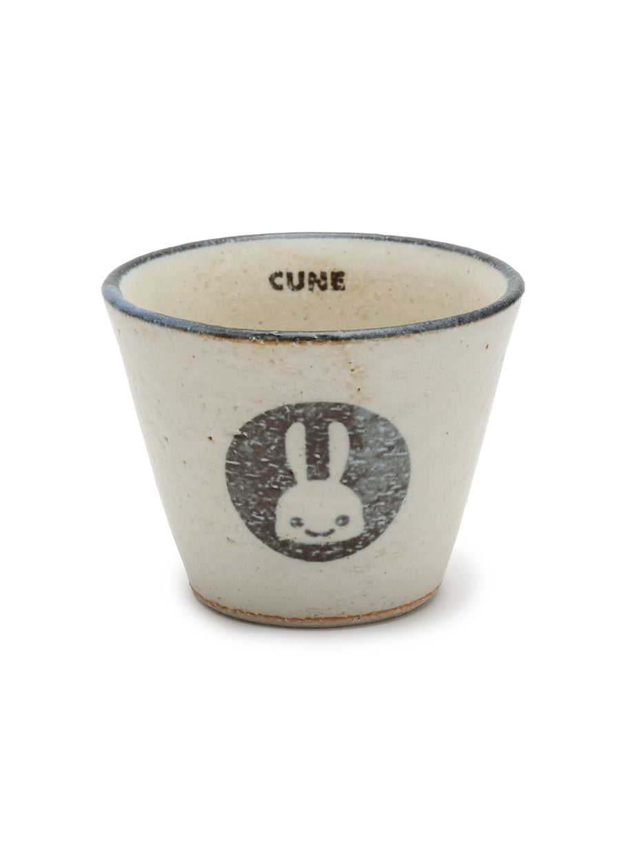青い縁のカップ