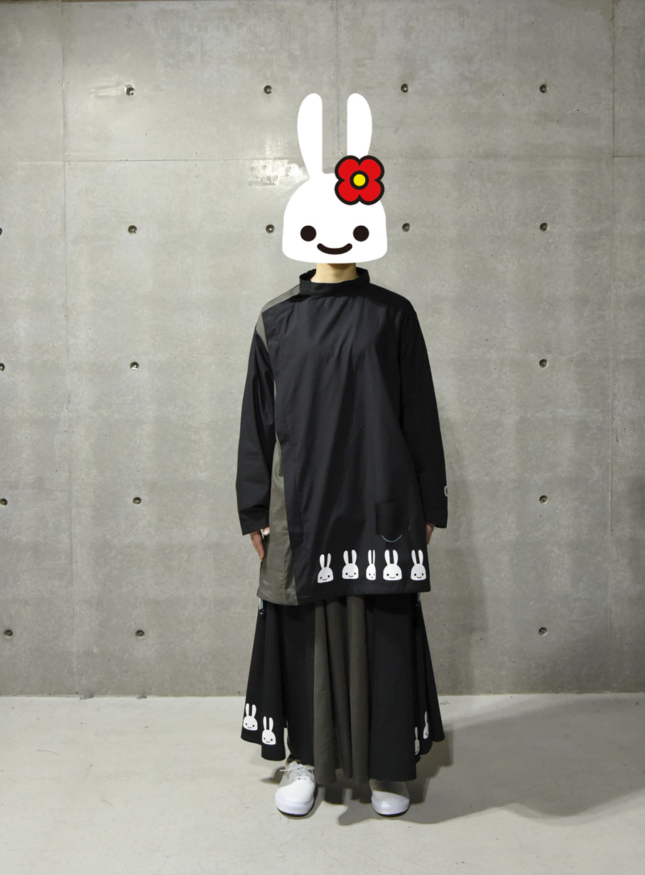 女性のサイドジップシャツ