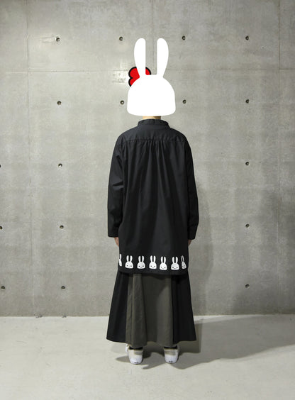 女性のサイドジップシャツ