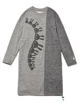 女性のTシャツワンピース