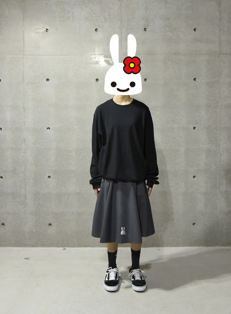 女性のウエストゴムのナイロンスカート