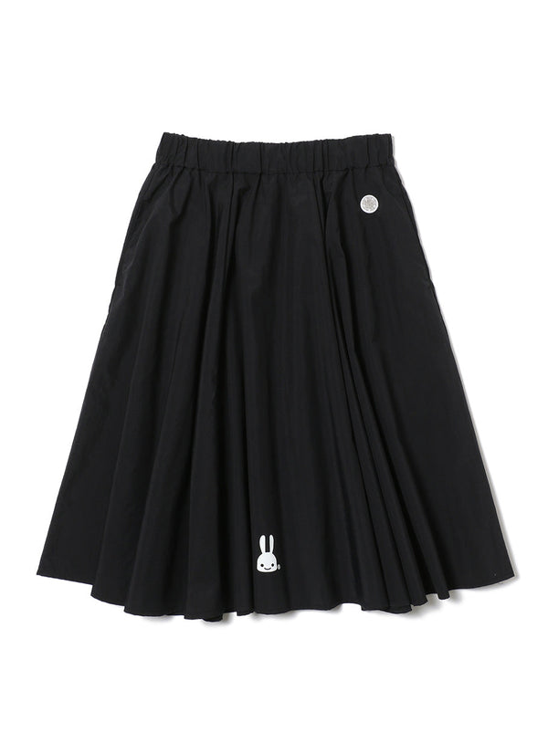 女性のウエストゴムのナイロンスカート