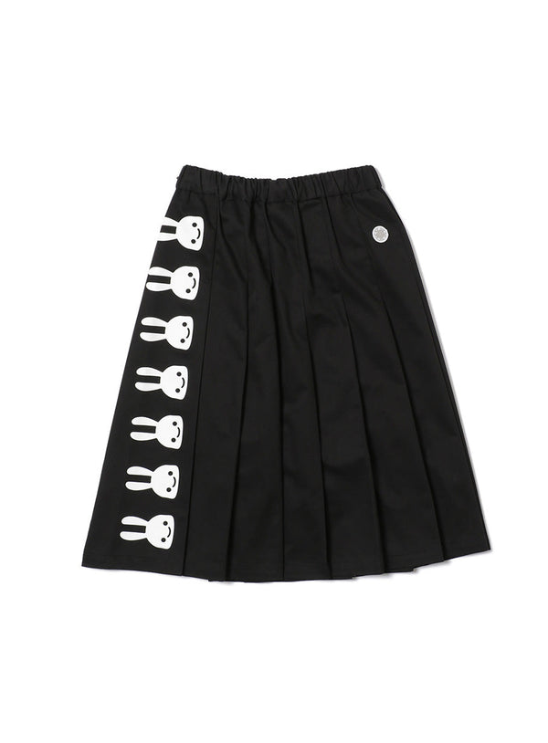 女性のウエストゴムのプリーツスカート