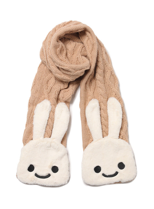 ふわふわウサギ付きケーブル編みマフラー