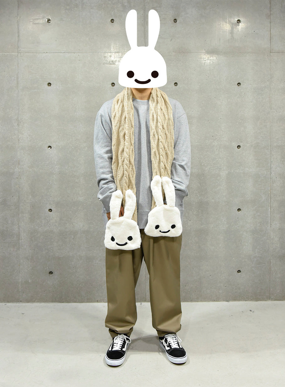 ふわふわウサギ付きケーブル編みマフラー – CUNE
