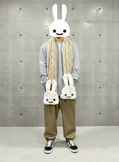 ふわふわウサギ付きケーブル編みマフラー