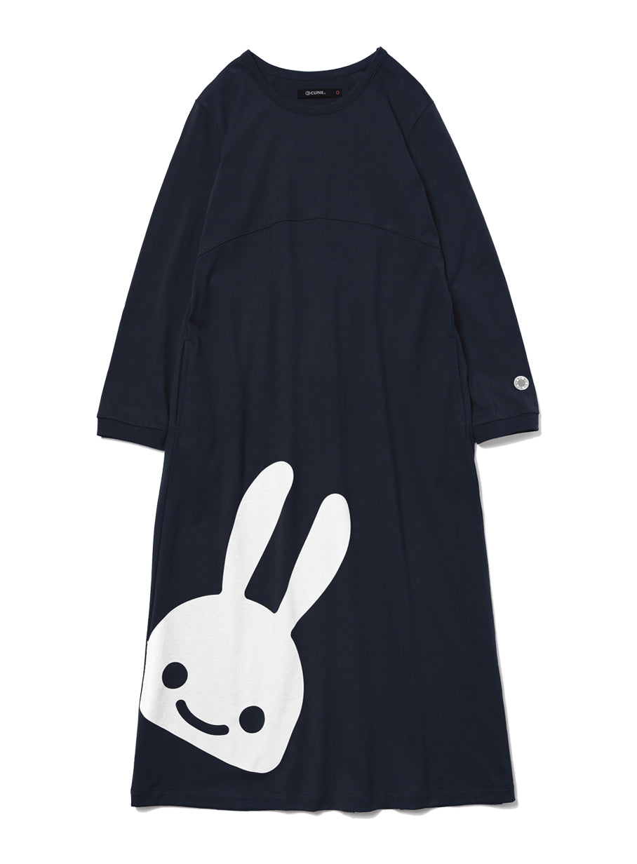 後ろにギャザーワンピース