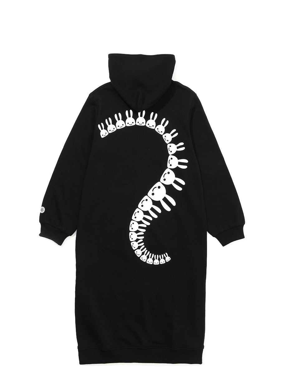 女性のロングジップパーカー