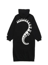 女性のロングジップパーカー