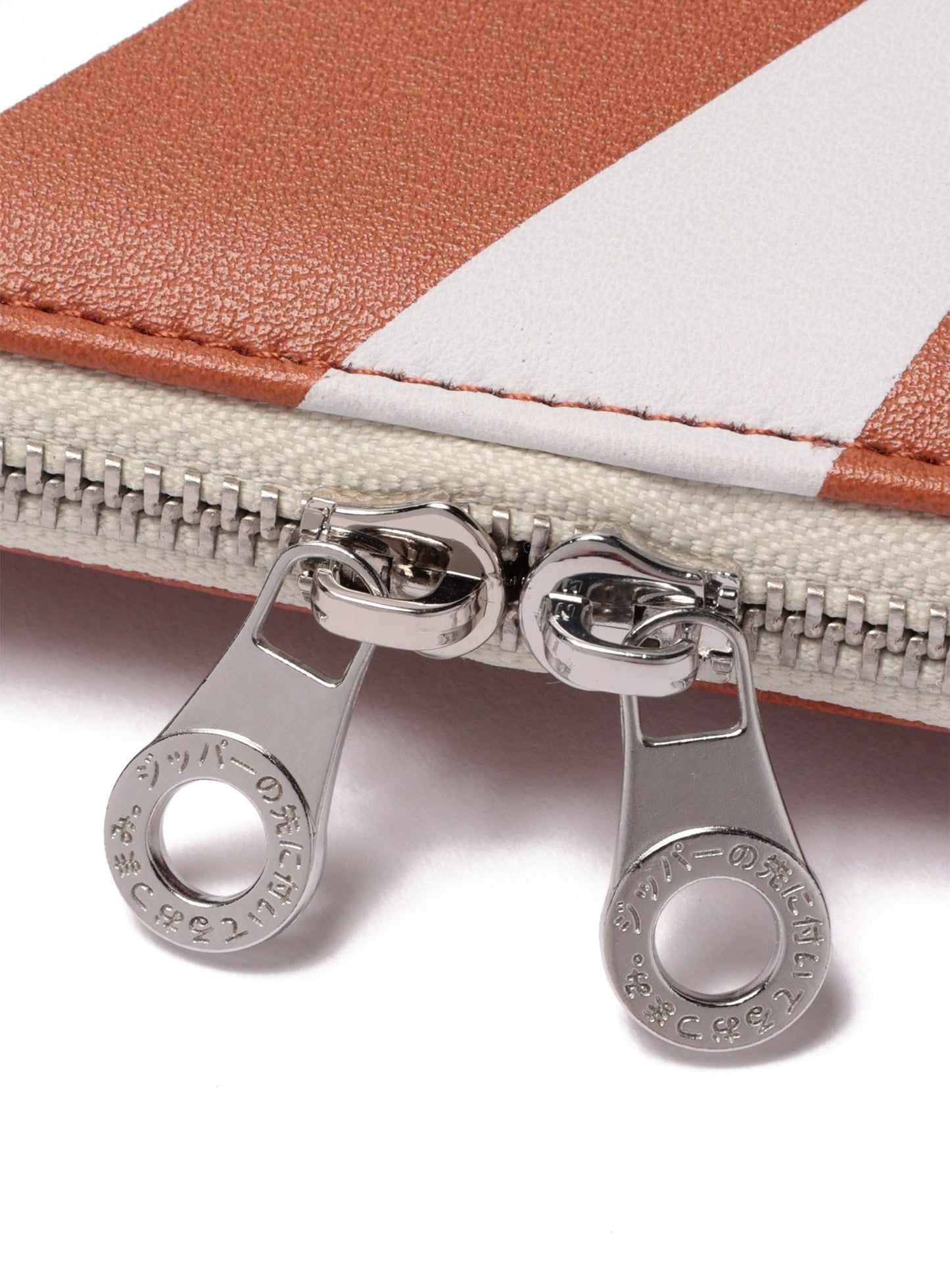 合皮のウォレットバッグ