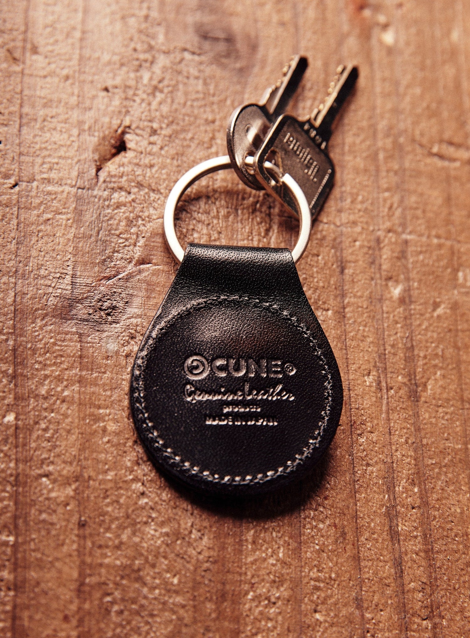 ウサギスタッズレザー丸いキーホルダー