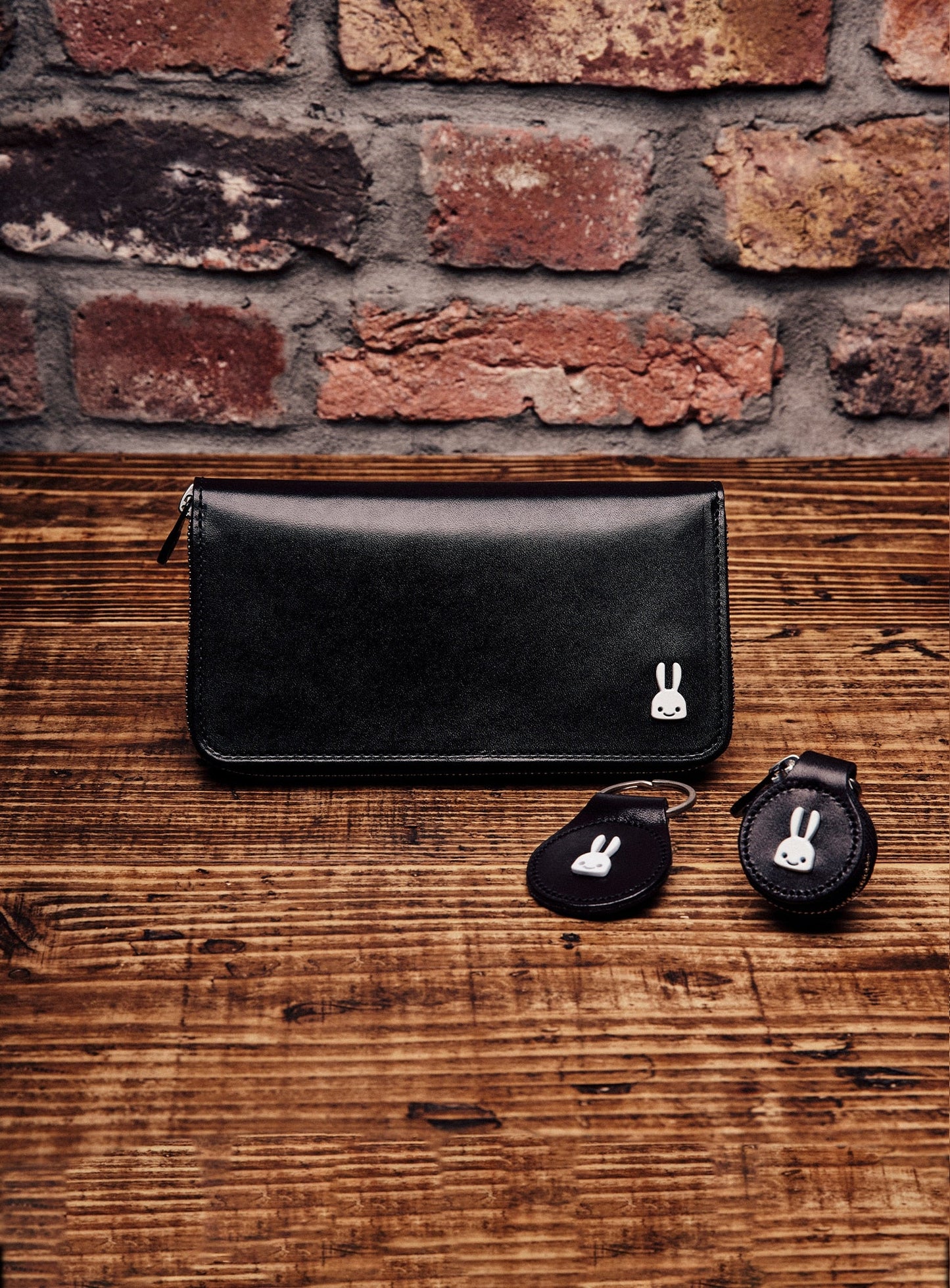 ウサギスタッズレザー丸いキーホルダー