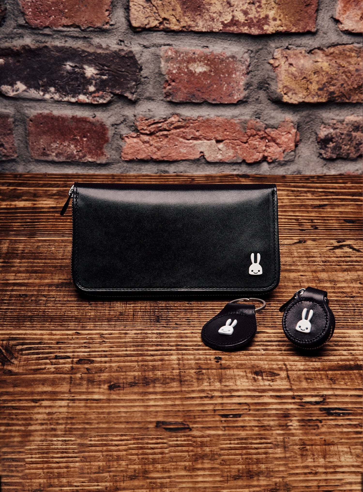 ウサギスタッズレザー丸いキーホルダー