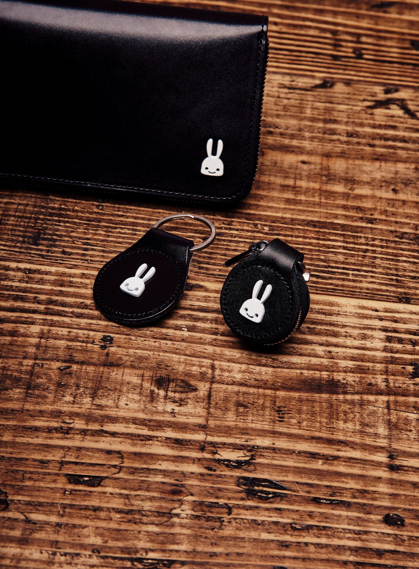 ウサギスタッズレザー丸いキーホルダー