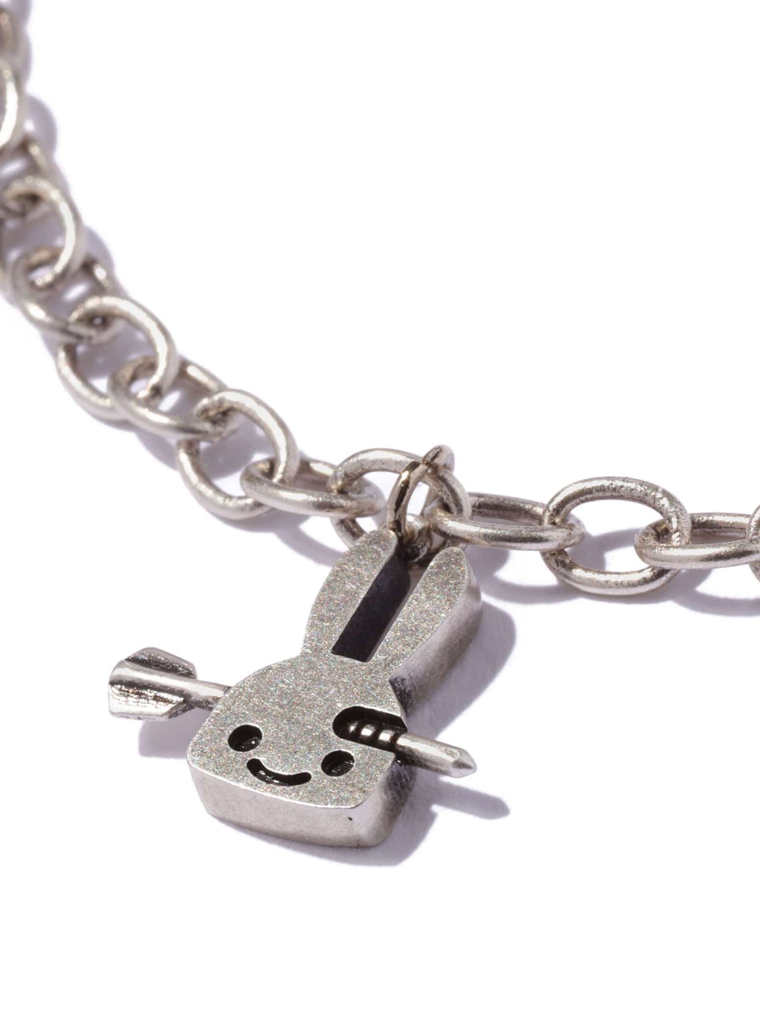 ダーツの矢とウサギブレスレット