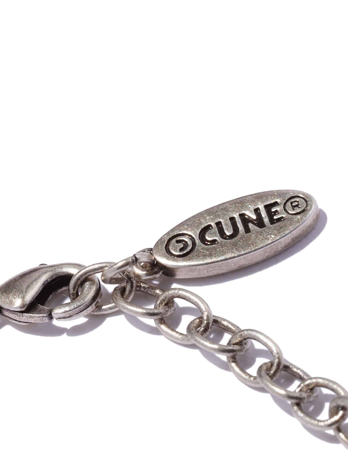 ダーツの矢とウサギブレスレット