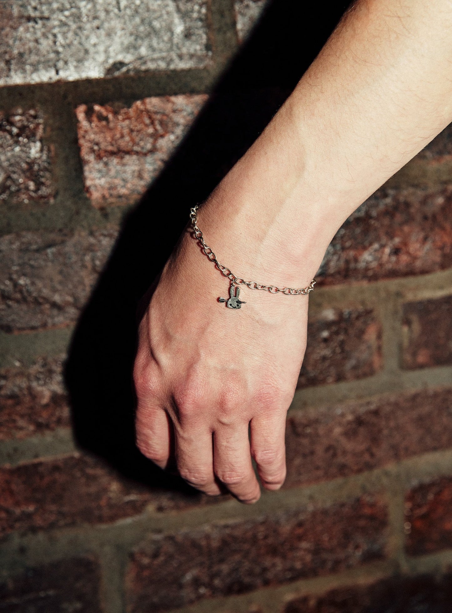 ダーツの矢とウサギブレスレット