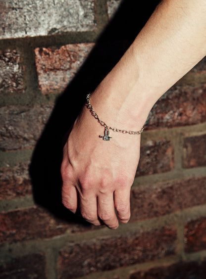 ダーツの矢とウサギブレスレット