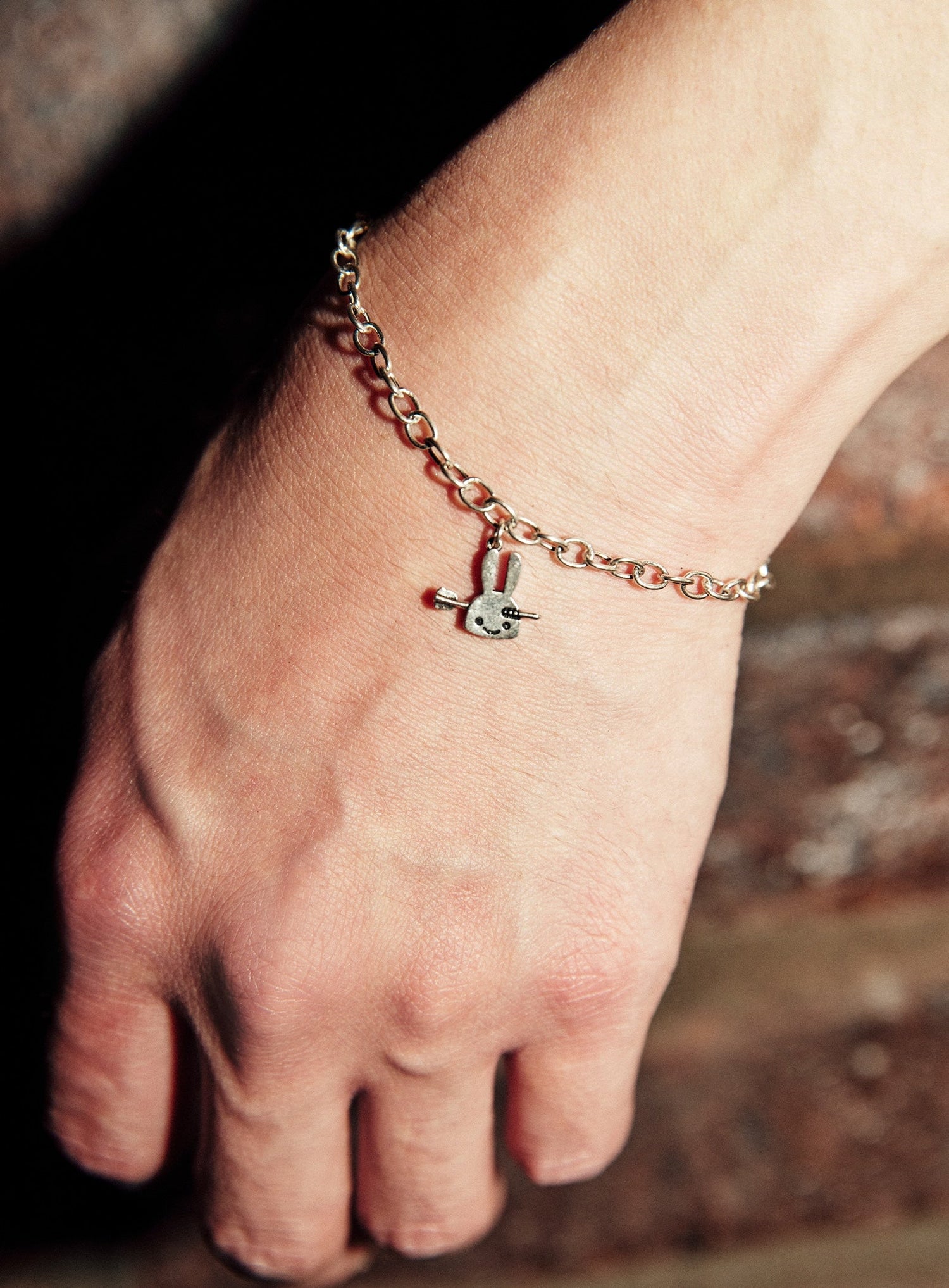 ダーツの矢とウサギブレスレット