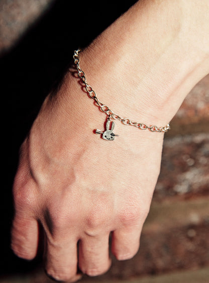 ダーツの矢とウサギブレスレット