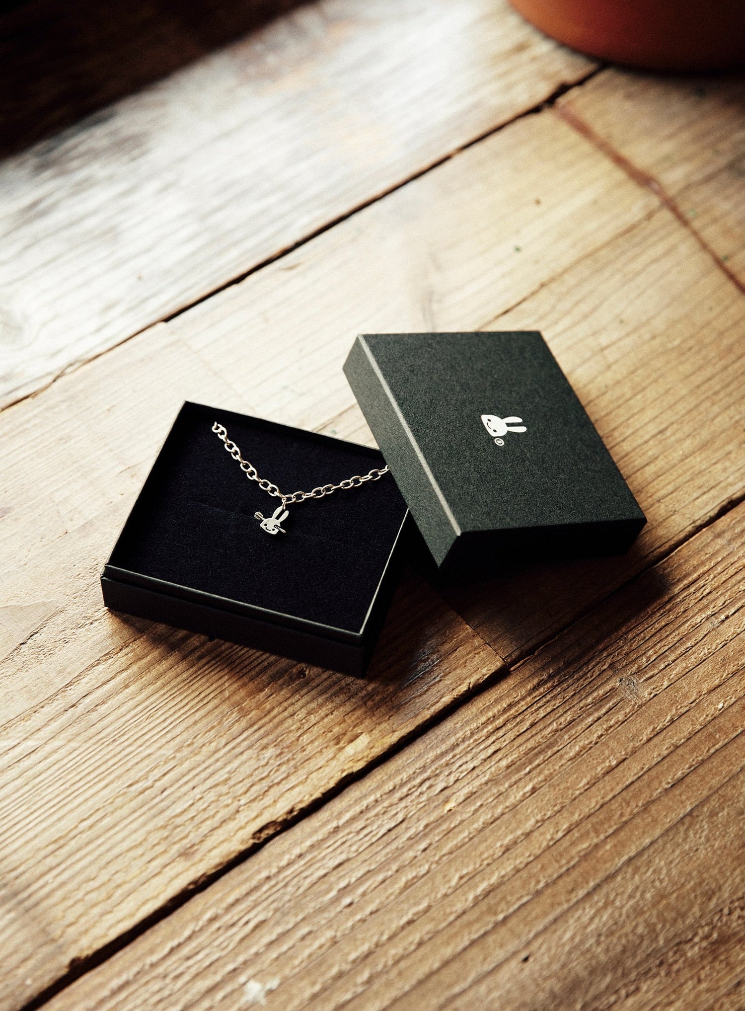 ダーツの矢とウサギブレスレット