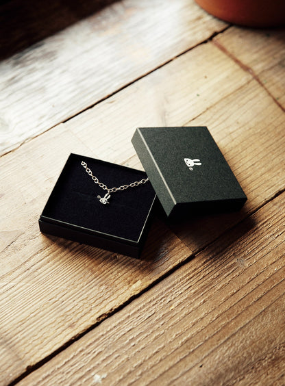 ダーツの矢とウサギブレスレット