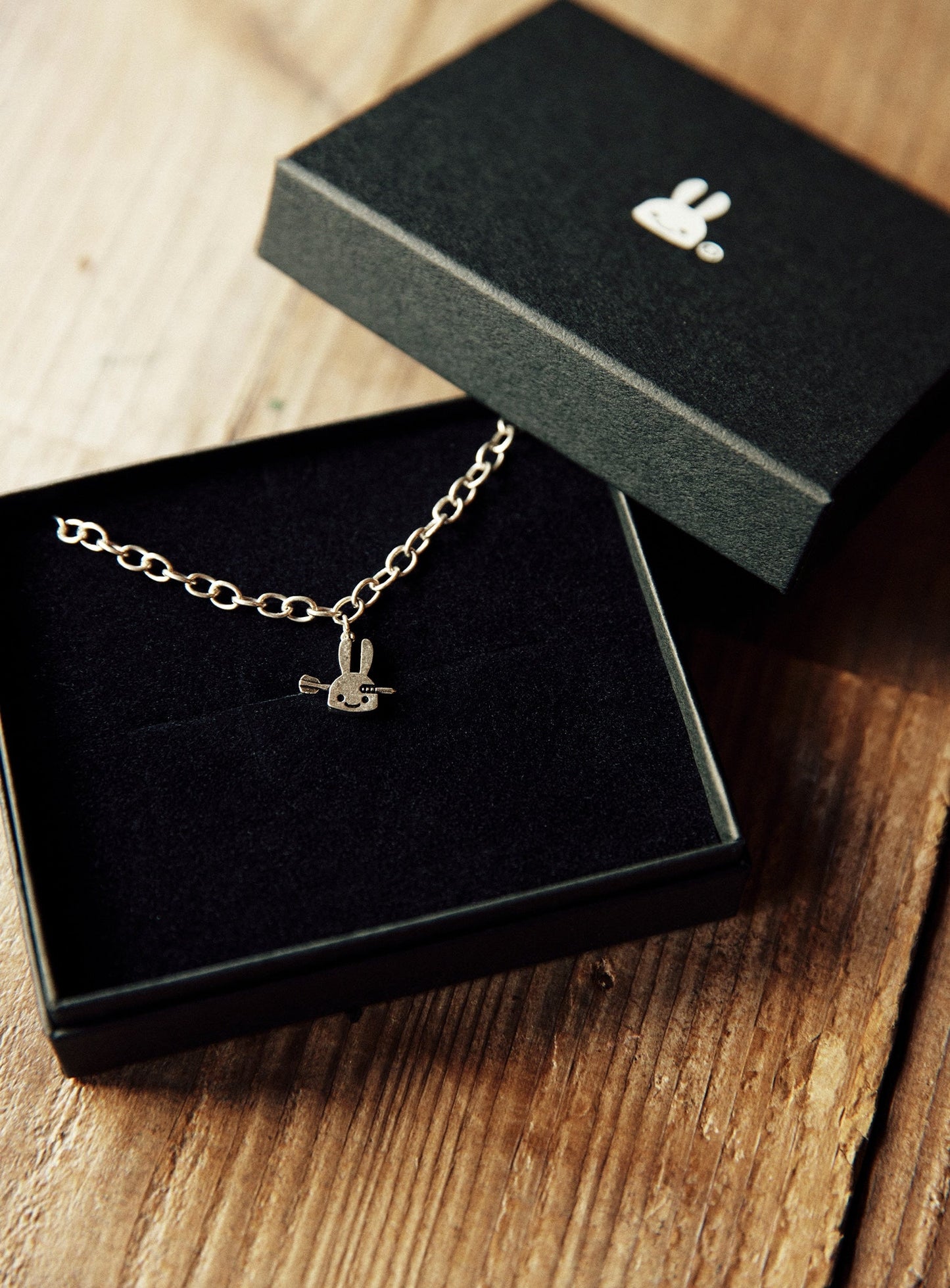 ダーツの矢とウサギブレスレット