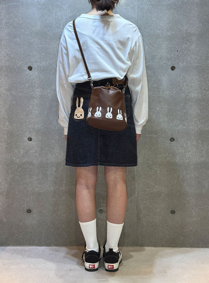 合皮の巾着バッグ