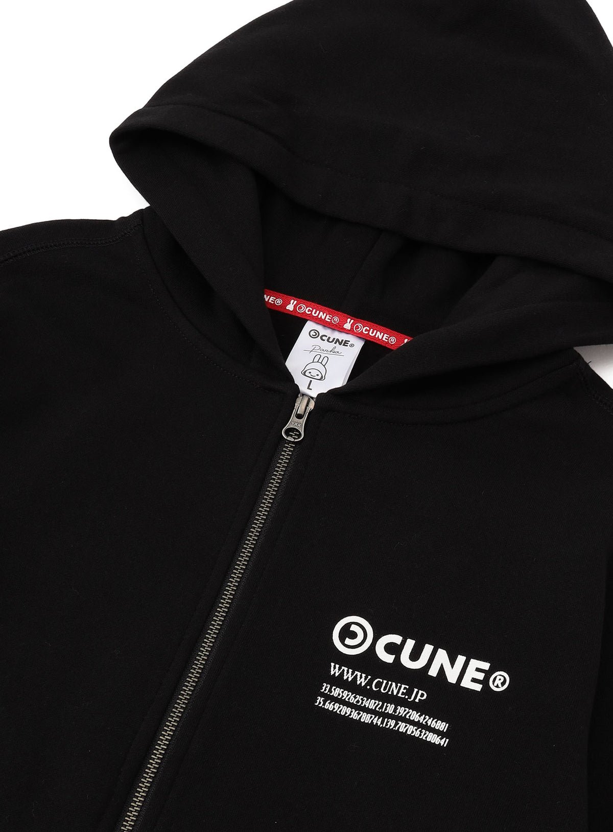 CUNE ZIP PARKA ロゴと文章